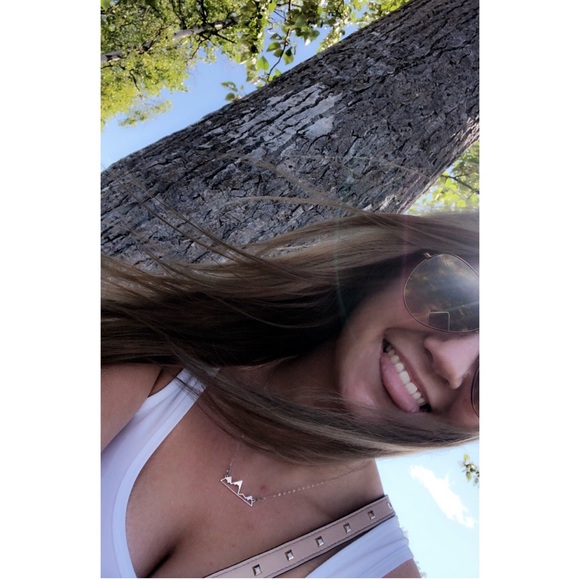 Meet your Posher, Emilyanne - Picture 4 of 11